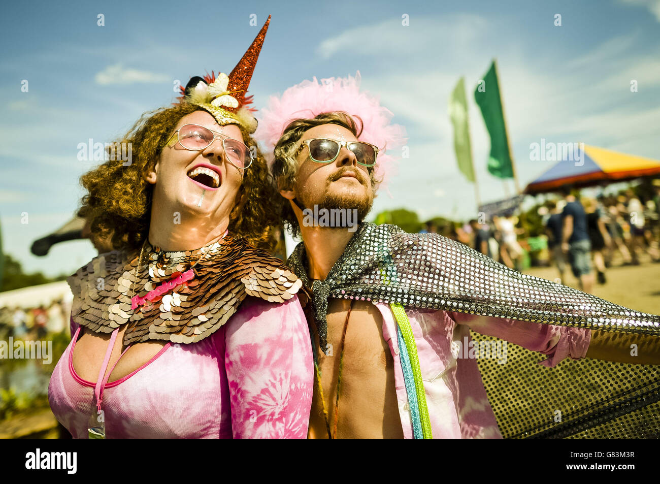 Amici Precious Bevington e Adam Sprules (a destra) godendo il tempo caldo al festival di Glastonbury, a Worthy Farm in Somerset. Foto Stock