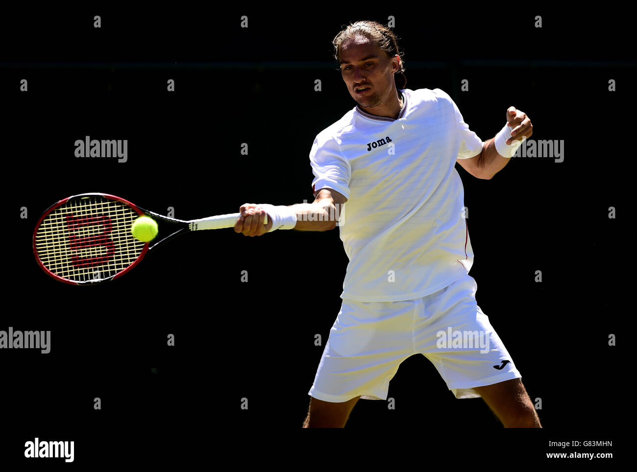 Alexandr Dolgopolov in azione contro Kyle Edmund durante il secondo giorno dei Campionati di Wimbledon all'All England Lawn Tennis and Croquet Club di Wimbledon. Foto Stock