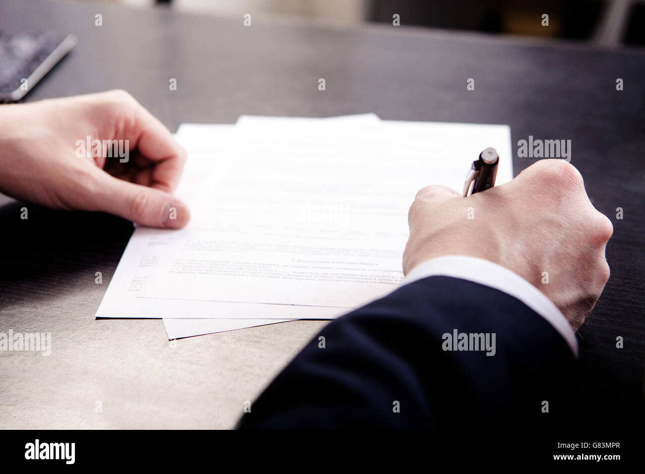 Uomo d'affari di firmare il contratto - shallow focus sulla firma Foto Stock