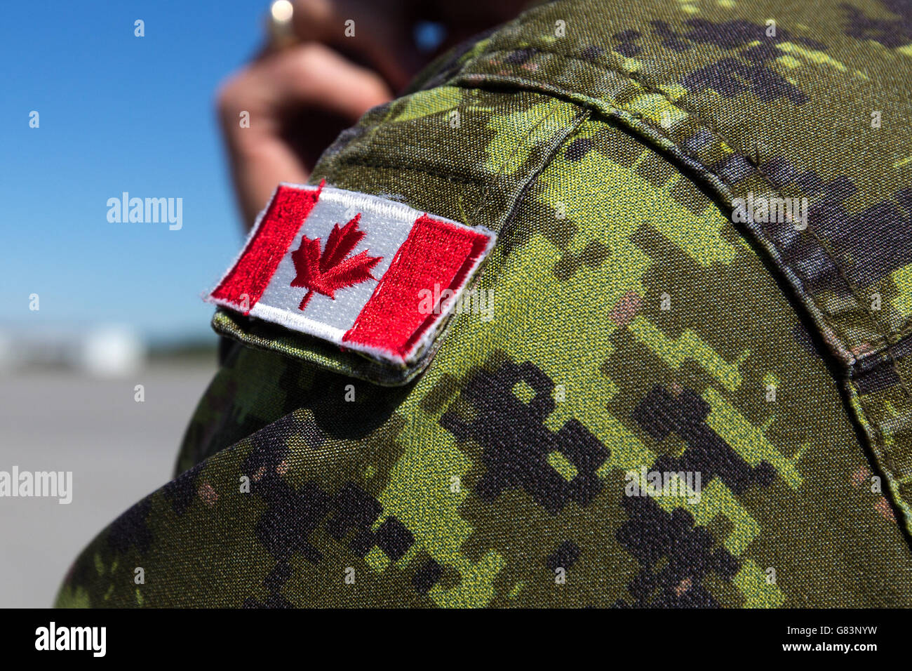 Un Canadese maple leaf bandiera sul manicotto di un soldato alla CFB Trenton, a Trenton, Ont., il 16 giugno 2016. Foto Stock