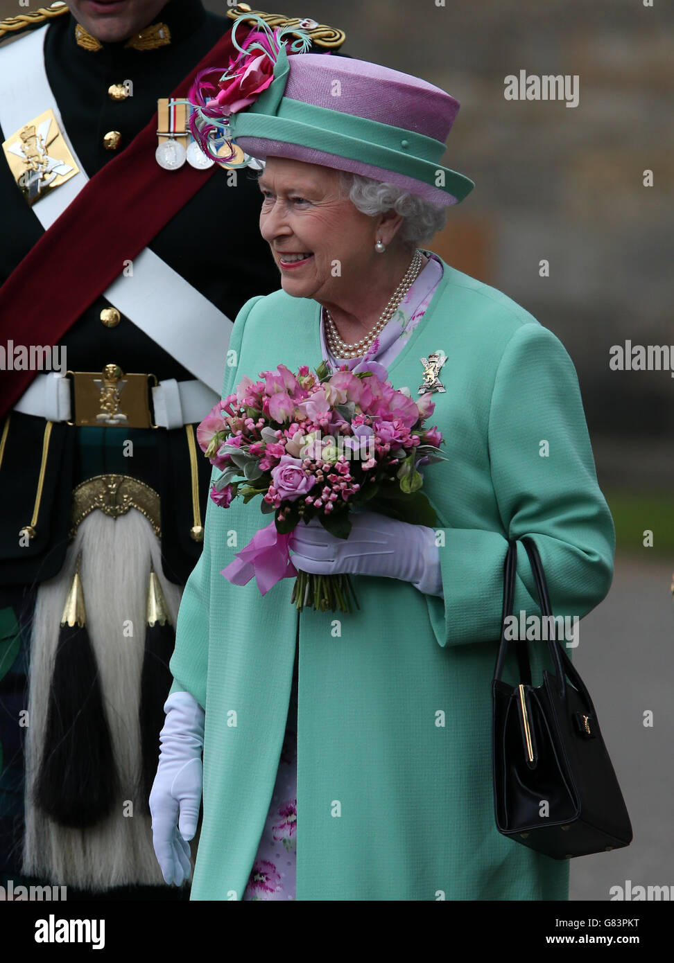 La regina Elisabetta II ispeziona una Guardia d'onore dalla compagnia di supporto del fuoco, i Royal Highland Fusiliers, II Battaglione il reggimento reale di Scozia (FSP Coy, 2 SCOZZESI), durante l'antica cerimonia delle chiavi al Palazzo di Holyroodhouse, Edimburgo, mentre la regina inizia una settimana di ingaggi in Scozia. Foto Stock