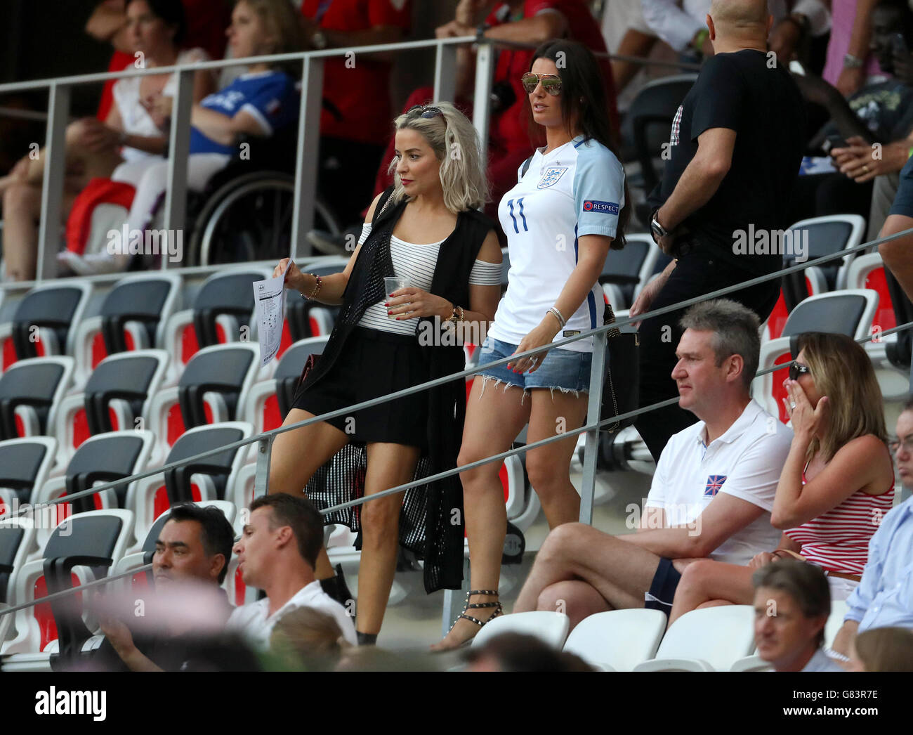 Elen Rivas (sinistra) e Rebecca Vardy, moglie di Inghilterra del Jamie Vardy nelle gabbie prima che il turno del 16 corrispondono a Stade de Nice, Nice, Francia. Foto Stock