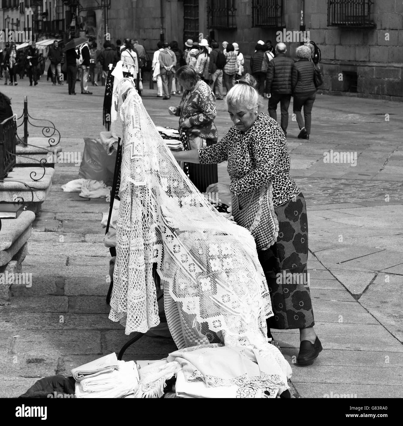 Le donne la vendita di pizzi in Segovia Spagna Foto Stock