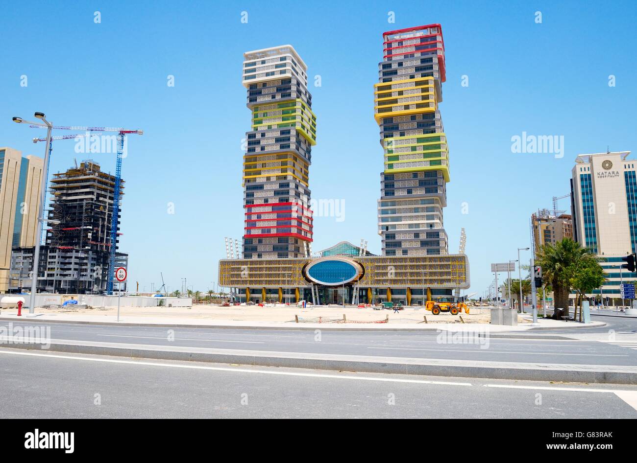 In rapido sviluppo di nuove città di lusail, Qatar. il colorato Twin towers elevato aumento aka "blocchi di costruzione", nel quartiere di marina Foto Stock