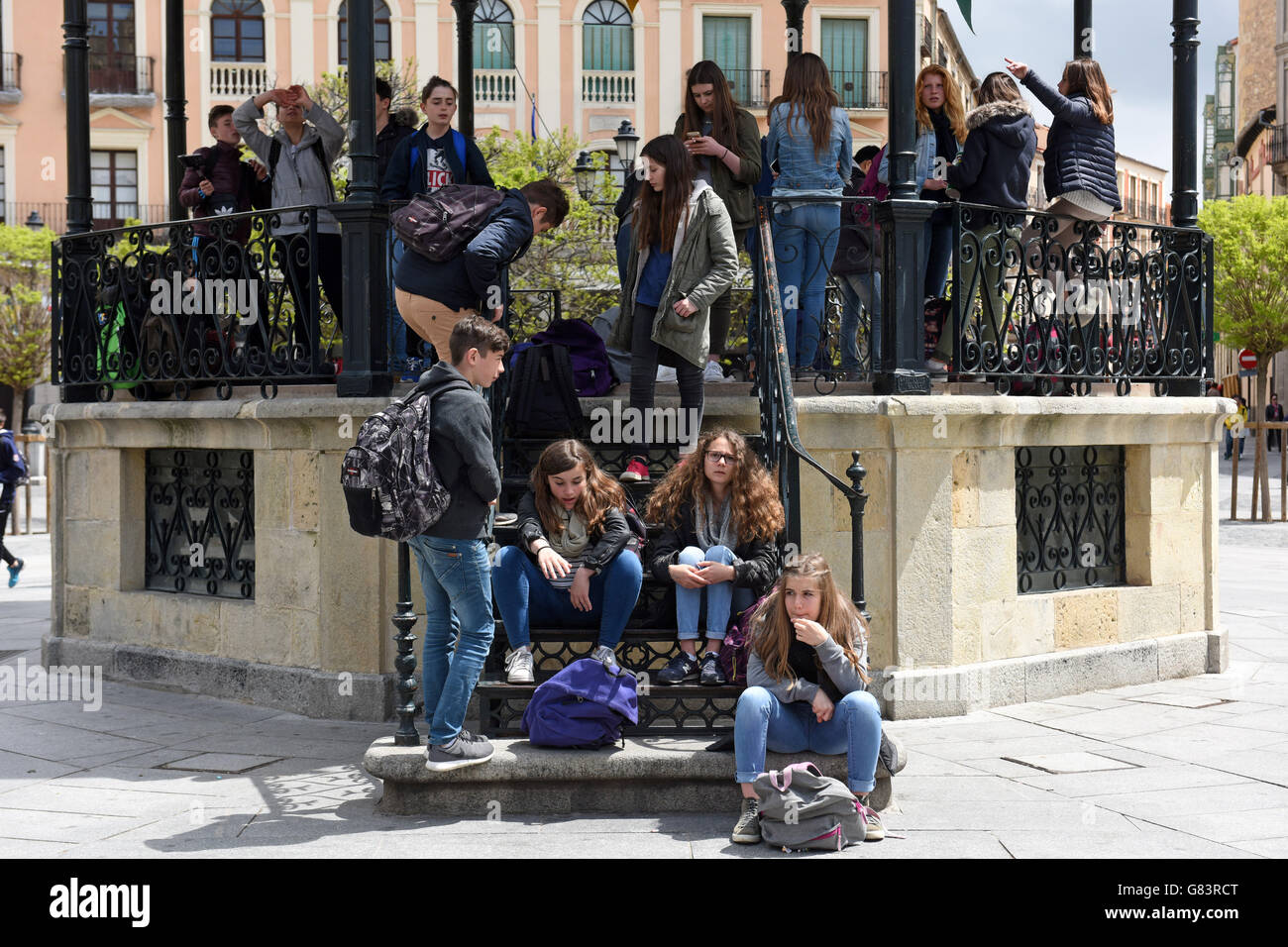 Studenti scuola allievi giornata di gita visita didattica Segovia Spagna Foto Stock