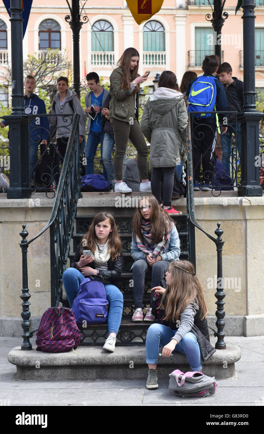 Studenti scuola allievi giornata di gita visita didattica Segovia Spagna Foto Stock