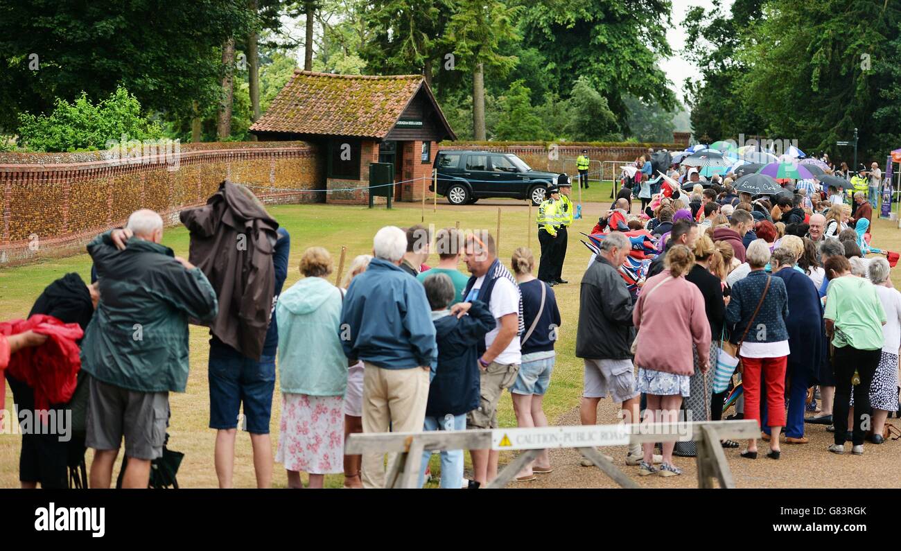 Una grande folla di fedeli fan reali vicino alla zona intorno alla Chiesa di Santa Maria Maddalena a Sandringham, Norfolk, come la principessa Charlotte sarà battezzata di fronte alla Regina e la famiglia stretta. Foto Stock