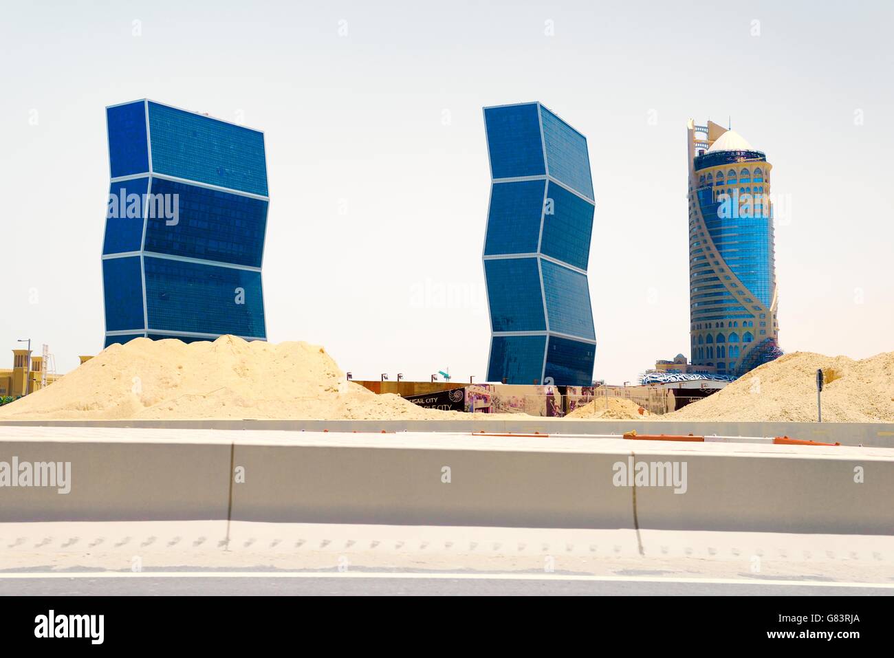 In rapido sviluppo di nuove città di Lusail, in Qatar. West Bay Lagoon Plaza "Zig-Zag" torri residenziali (L) e la torre di Falcon (R) Foto Stock