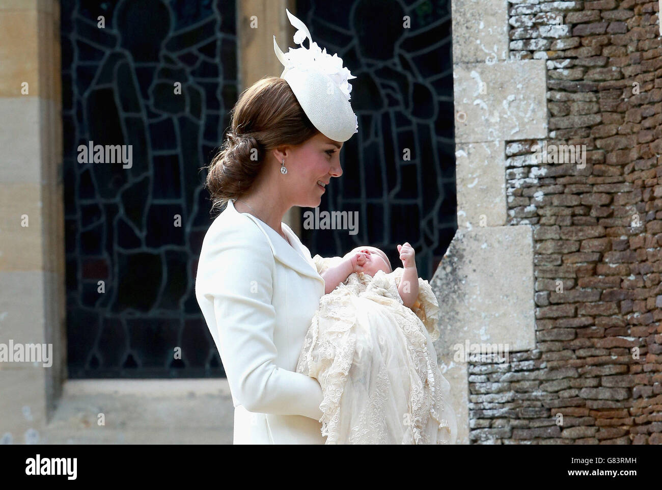 La Duchessa di Cambridge porta la Principessa Charlotte quando arrivano alla Chiesa di Santa Maria Maddalena a Sandringham, Norfolk, come la Principessa Charlotte sarà battezzata di fronte alla Regina e la famiglia stretta. Foto Stock