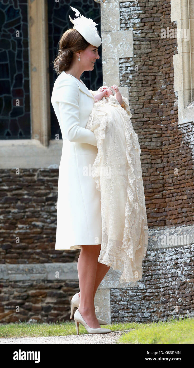 La Duchessa di Cambridge porta la Principessa Charlotte quando arrivano alla Chiesa di Santa Maria Maddalena a Sandringham, Norfolk, come la Principessa Charlotte sarà battezzata di fronte alla Regina e la famiglia stretta. Foto Stock