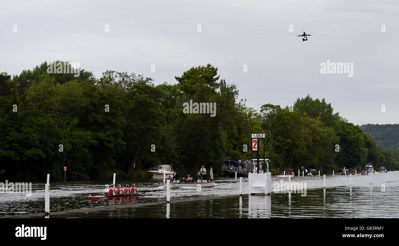 Un drone filma l'azione durante una gara nella giornata delle finali nella regata Henley Royal di Henley-on-Thames, Oxfordshire. Foto Stock
