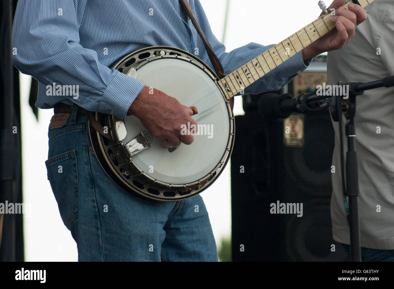 Rick Pardue giocando banjo e cantando per Mickey Galyean & Cullen ponte della musica bluegrass al 2015 American Folk Festival Foto Stock