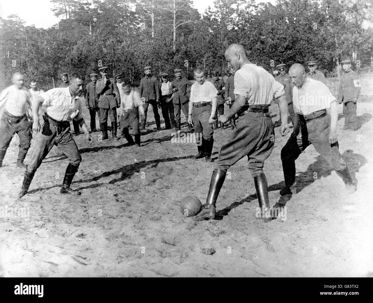 Prima guerra mondiale. Truppe tedesche che giocano a calcio dietro le linee Foto Stock