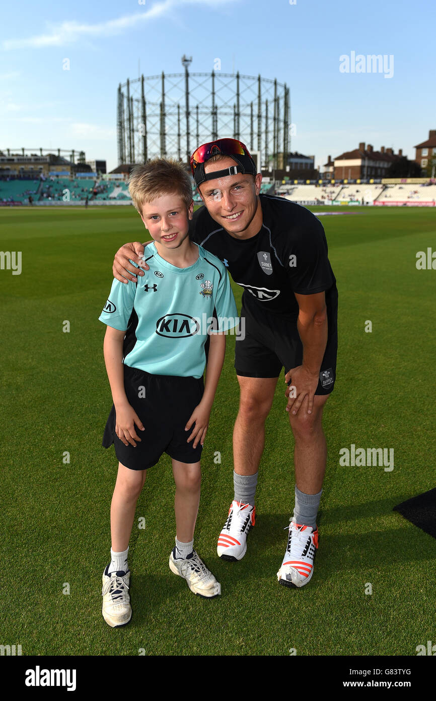 Cricket - NatWest t20 Blast - Southern Division - Surrey / Gloucestershire - Kia Oval. La mascotte del giorno della partita di Surrey con Thomas Curran Foto Stock