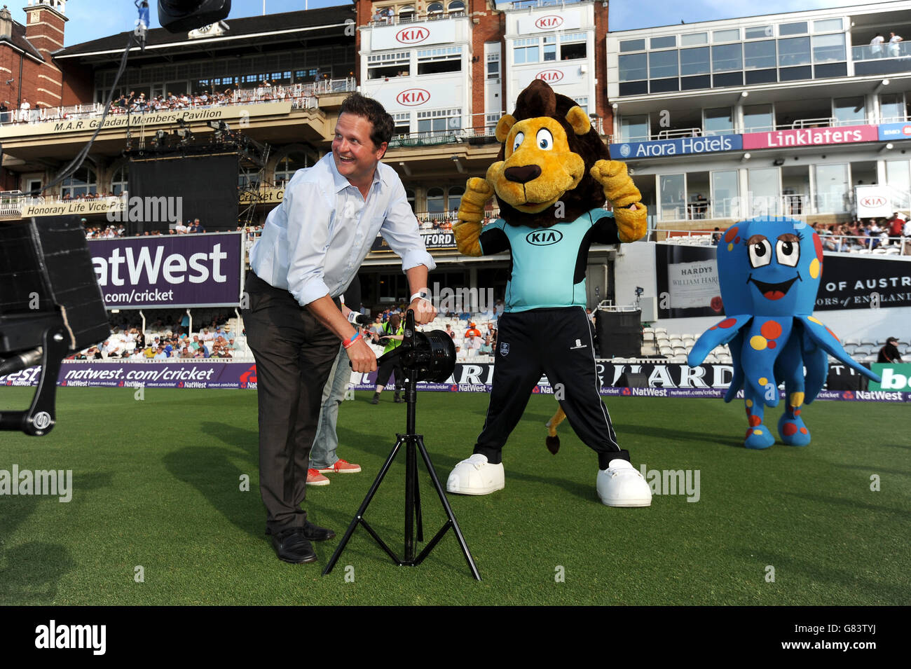 L'emittente di Sky Sports Robert Key suona una sirena Air-raid come i giocatori escono Foto Stock