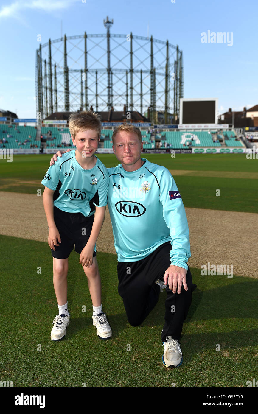 Cricket - NatWest t20 Blast - Southern Division - Surrey / Gloucestershire - Kia Oval. La mascotte del giorno della partita del Surrey con il capitano Gareth Batty Foto Stock