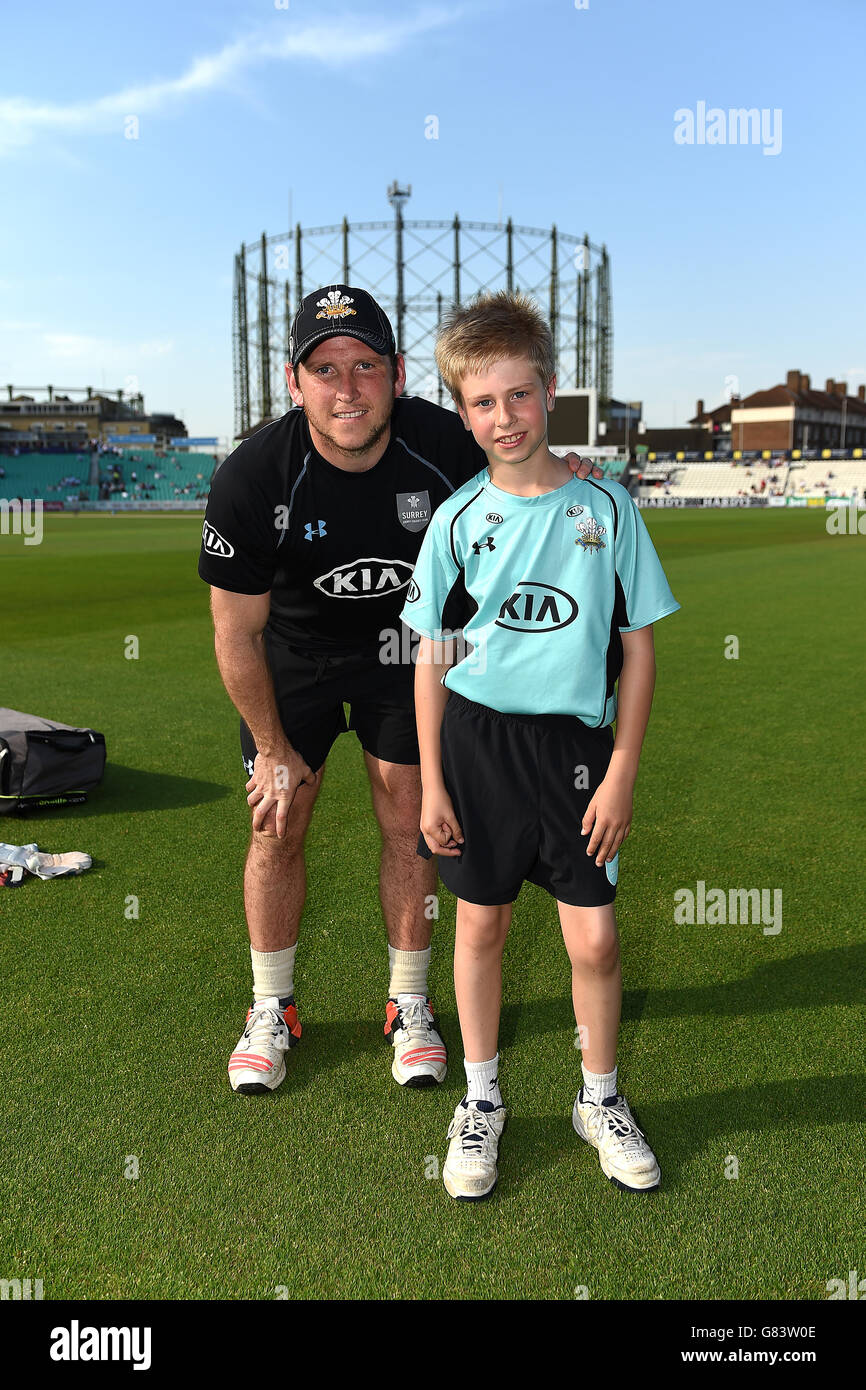 Cricket - NatWest t20 Blast - Southern Division - Surrey / Gloucestershire - Kia Oval. La mascotte del giorno della partita di Surrey con Gary Wilson Foto Stock