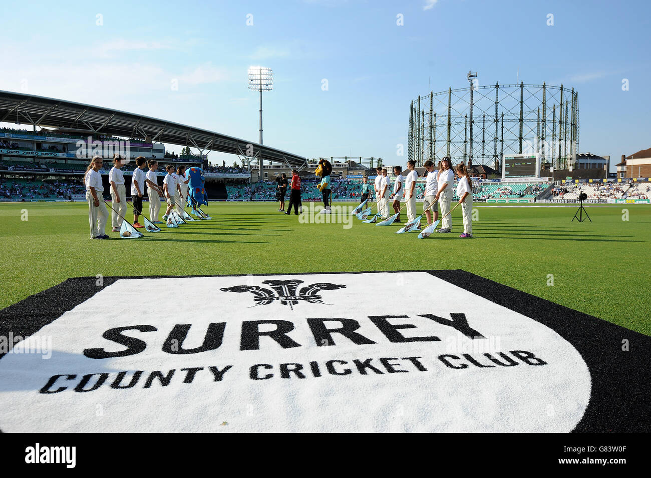 Cricket - NatWest t20 Blast - Southern Division - Surrey / Gloucestershire - Kia Oval. Per i giocatori del Surrey e del Gloucestershire si forma una guardia d'onore Foto Stock