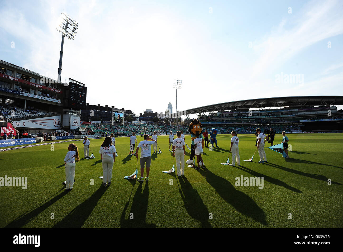 Cricket - NatWest t20 Blast - Southern Division - Surrey / Gloucestershire - Kia Oval. Per i giocatori del Surrey e del Gloucestershire si forma una guardia d'onore Foto Stock