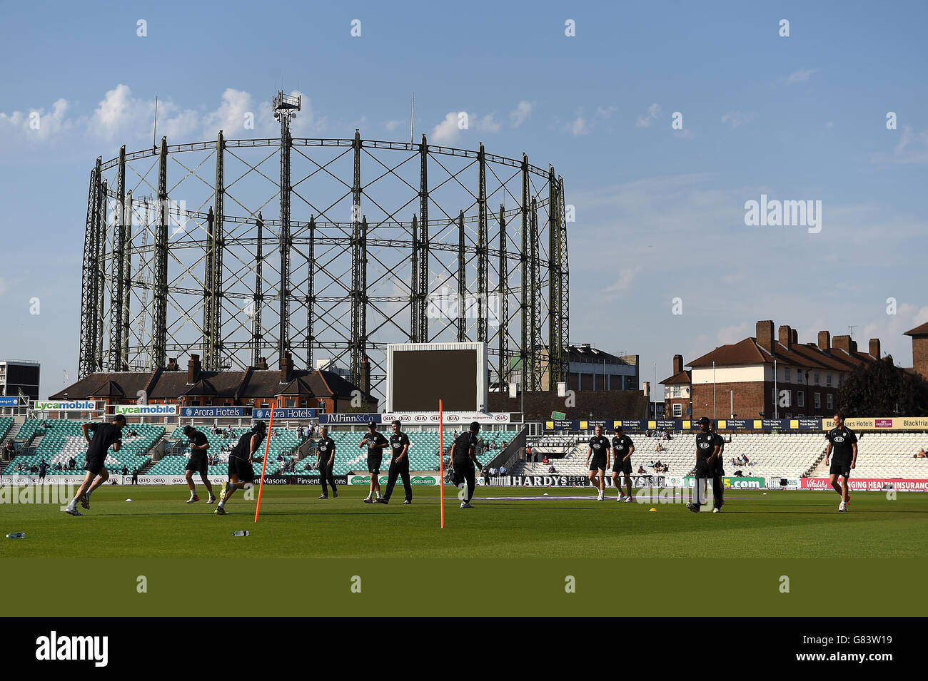 Cricket - NatWest t20 Blast - Southern Division - Surrey / Gloucestershire - Kia Oval. Surrey giocatori durante il riscaldamento Foto Stock