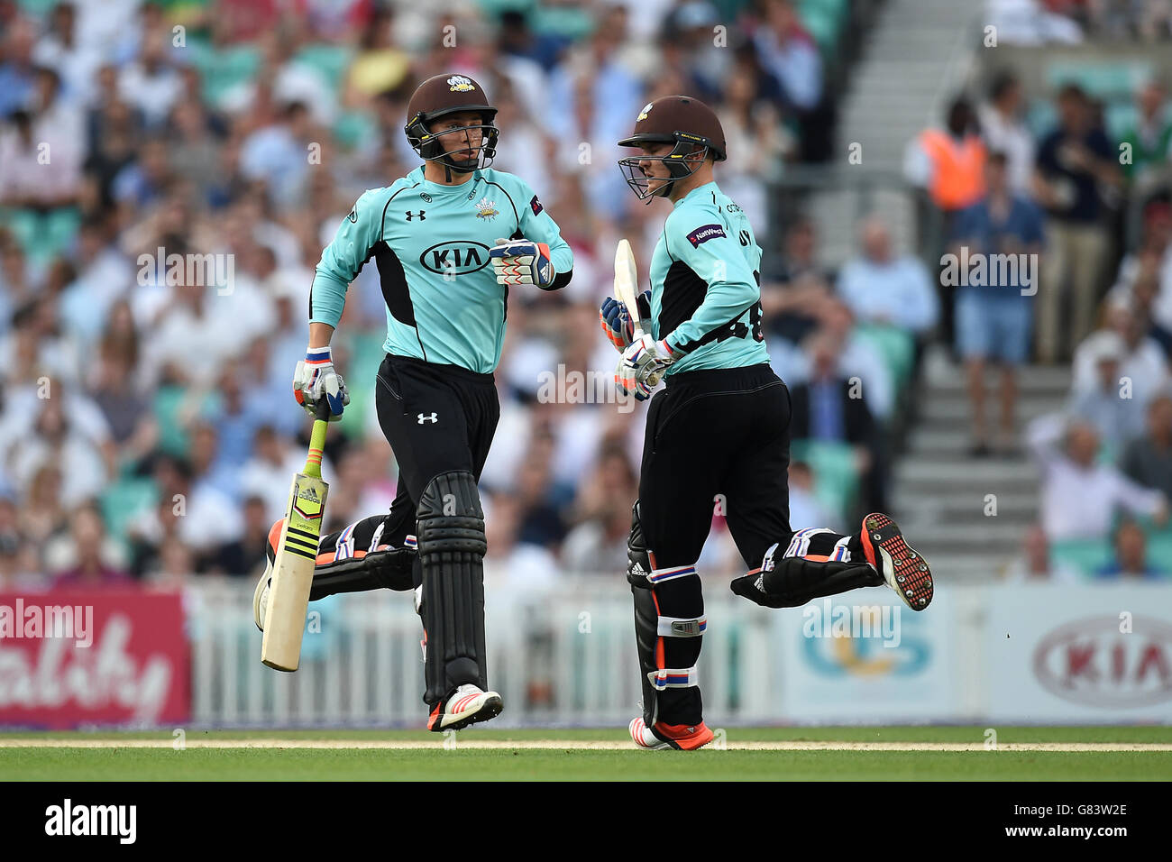 Cricket - NatWest t20 Blast - Southern Division - Surrey / Gloucestershire - Kia Oval. Tom Curran di Surrey (a sinistra) e Jason Roy aggiungono corse Foto Stock