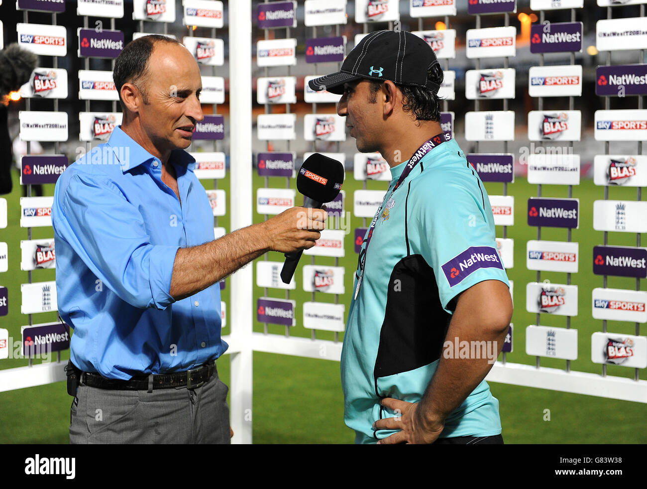Cricket - NatWest t20 Blast - Southern Division - Surrey / Gloucestershire - Kia Oval. L'uomo di Surrey della partita Azhar Mahmood (a destra) è intervistato da Sky Sports Nasser Hussain Foto Stock