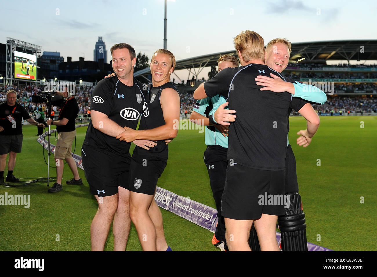 Cricket - NatWest t20 Blast - Southern Division - Surrey / Gloucestershire - Kia Oval. I giocatori di Surrey festeggiano l'ultima vittoria della palla Foto Stock