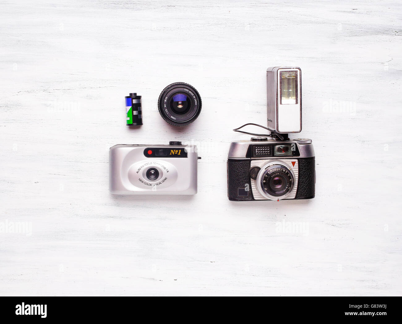 Vista superiore della collezione di fotocamere vintage su un bianco tavolo di legno. Nostalgica e concetto di viaggio. Foto Stock