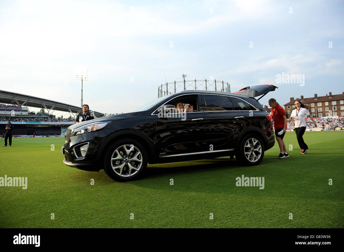 Cricket - NatWest t20 Blast - Southern Division - Surrey v Gloucestershire - Kia Oval. Gli ambasciatori di Kia gettano le t-shirt nei supporti Foto Stock