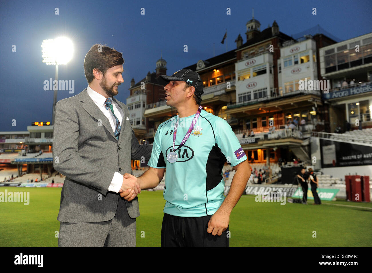 Cricket - NatWest t20 Blast - Southern Division - Surrey / Gloucestershire - Kia Oval. Surrey uomo della partita Azhar Mahmood (a destra) Foto Stock