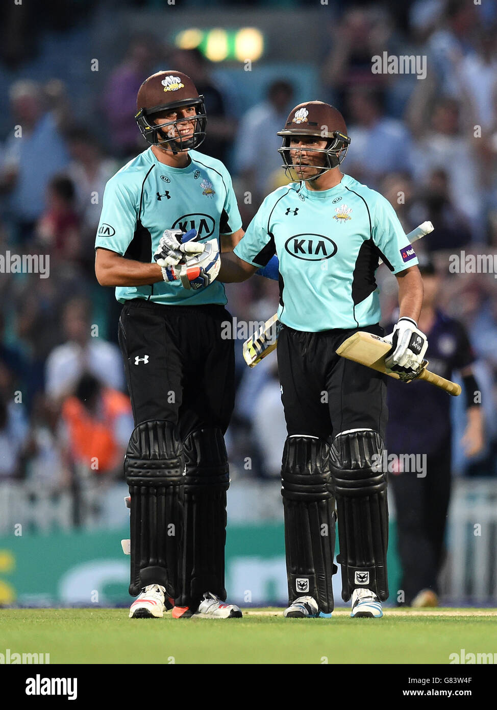 Cricket - NatWest t20 Blast - Southern Division - Surrey / Gloucestershire - Kia Oval. James Burke di Surrey si congratula con Azhar Mahmood (a destra) Foto Stock