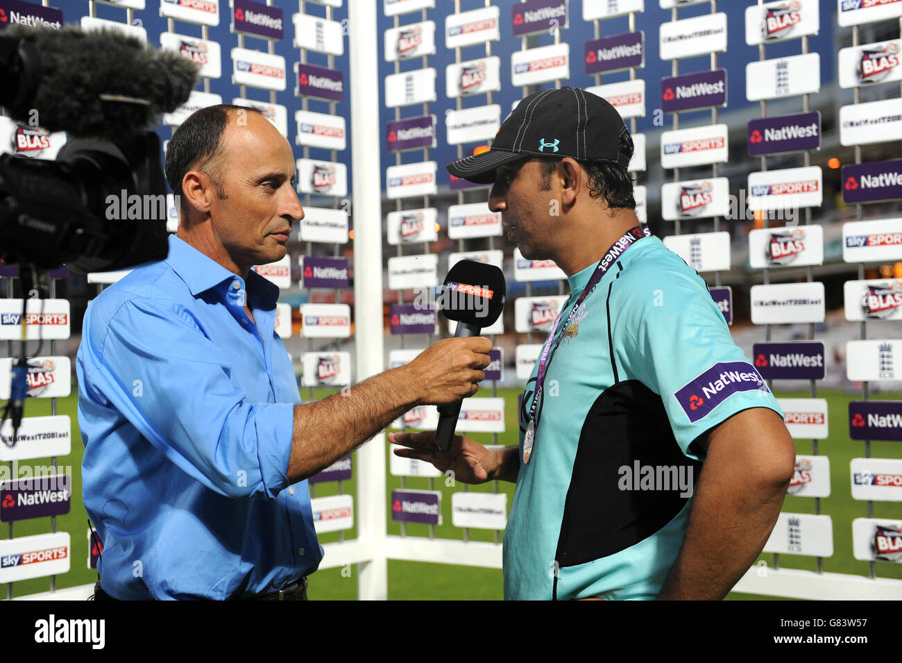 Surrey uomo della partita Azhar Mahmood (a destra) è intervistato Di Sky Sports Nasser Hussain Foto Stock