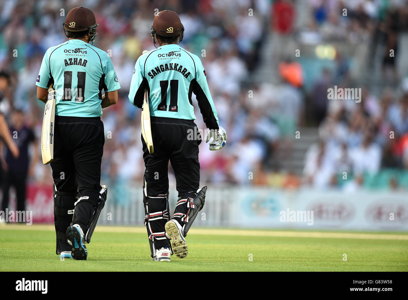 Cricket - NatWest t20 Blast - Southern Division - Surrey / Gloucestershire - Kia Oval. Azhar Mahmood di Surrey e Kumar Sangakkara camminano fuori a pipistrello Foto Stock