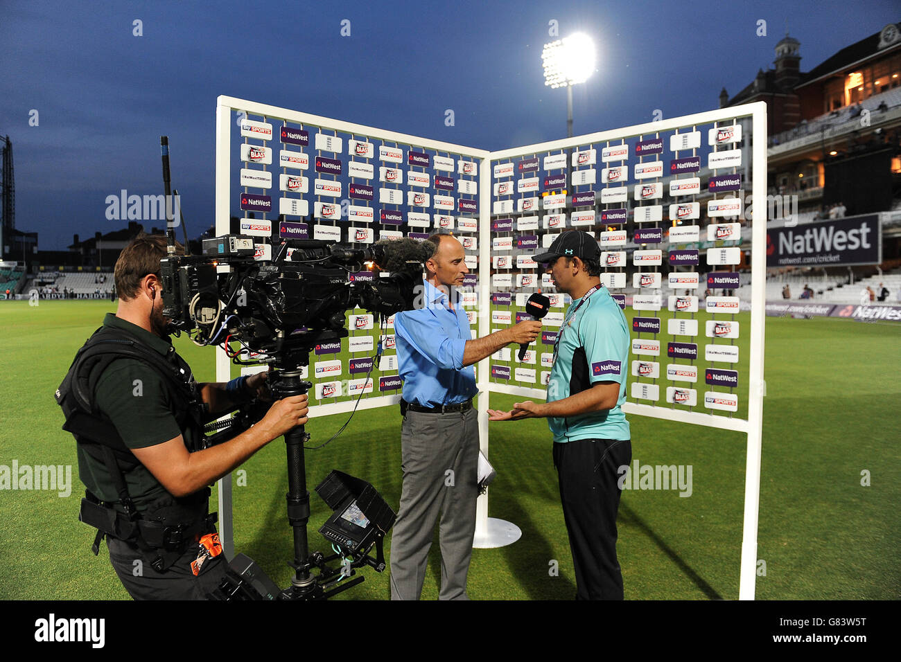 Surrey uomo della partita Azhar Mahmood (a destra) è intervistato Di Sky Sports Nasser Hussain Foto Stock