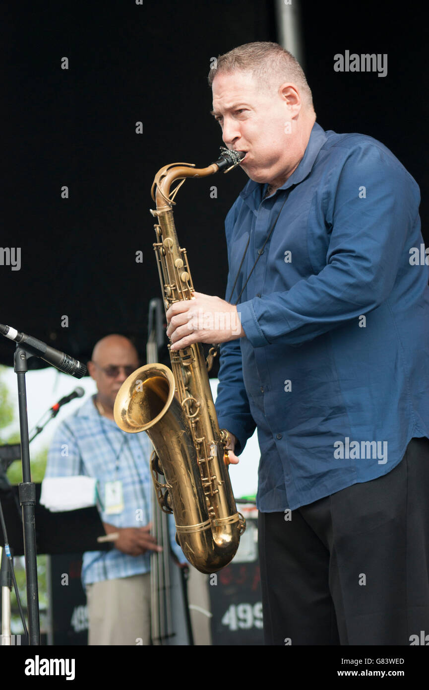 Mitch Frohman & Bronx corna, un orchestra Mambo, effettuando al 2015 American Folk Festival, Bangor, ME Foto Stock