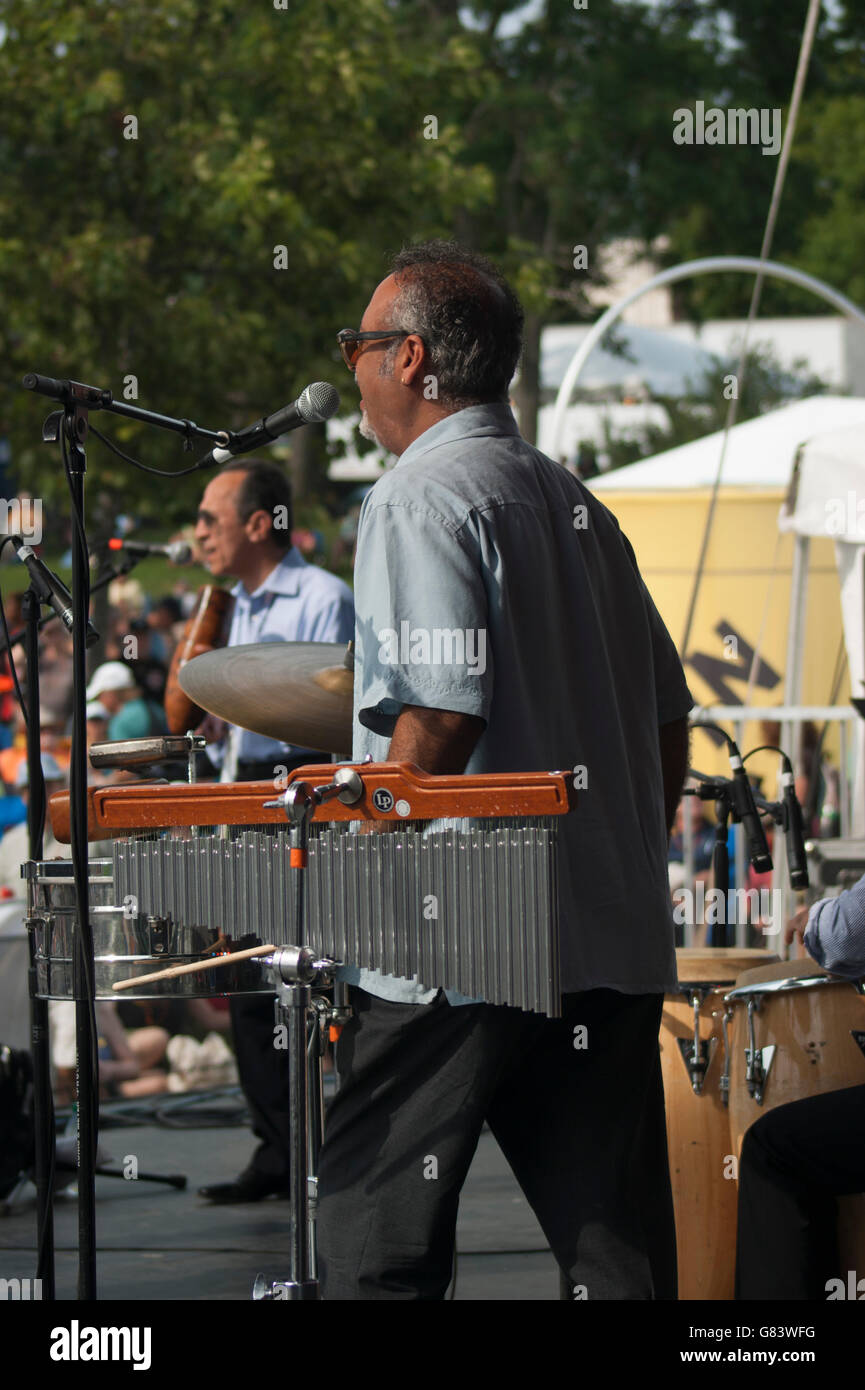 Il cantante e percussionista giocando per Mitch Frohman & Bronx corna, un orchestra Mambo Foto Stock