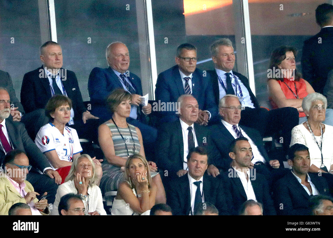 (Da sinistra a destra) FA Presidente Greg Dyke, FA chief executive officer Martin Glenn e David Gill in stand durante il Round di 16 corrispondono a Stade de Nice, Nice, Francia. Foto Stock