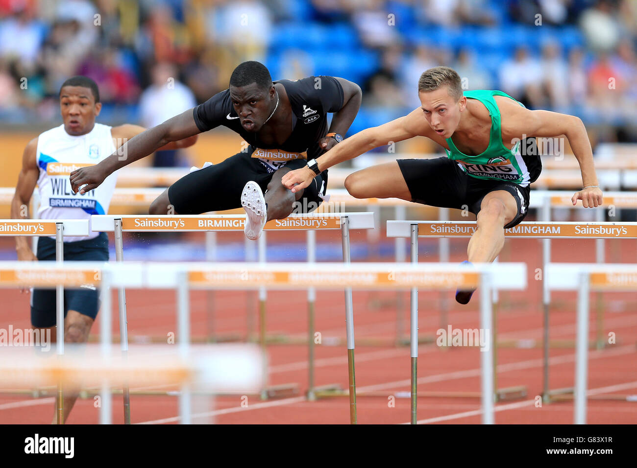 Atletica - 2015 Sainsbury's British Championships - Day Three - Alexander Stadium. Joseph Hylton (Birchfield) e David King (Plymouth) durante gli Hurdles da 110 metri degli uomini riscaldano uno Foto Stock
