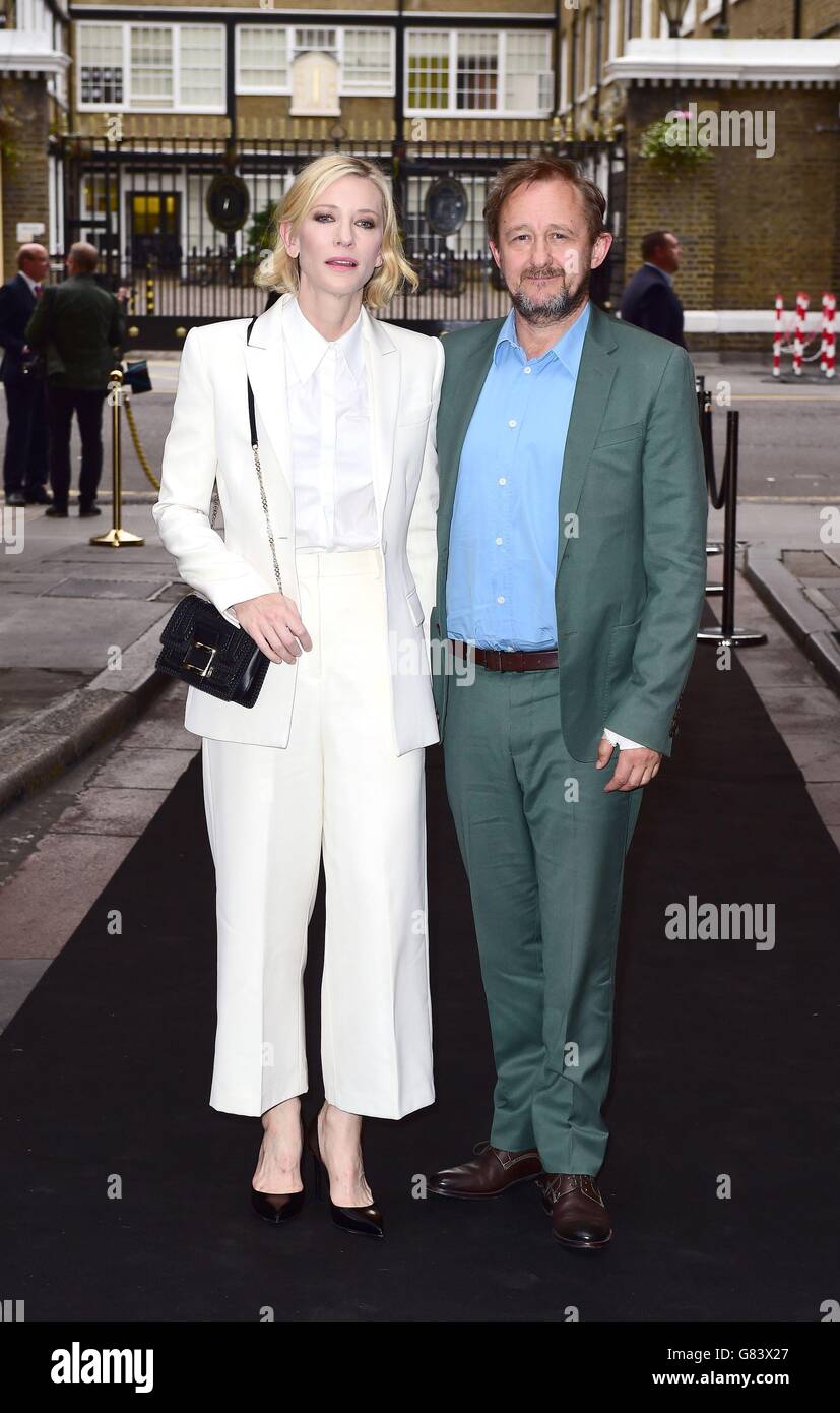 Cate Blanchett e Andrew Upton frequentando il vecchio Vic Gala estivo presso la fabbrica di birra a Londra. Foto Stock