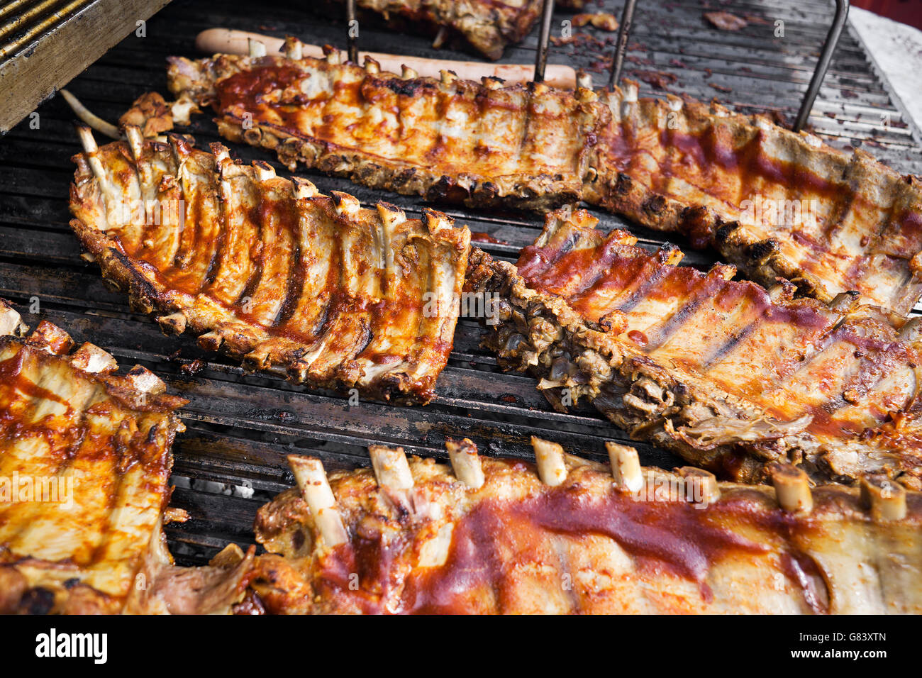 Deliziosi piatti a base di carne costolette arrostite sulla griglia close up Foto Stock