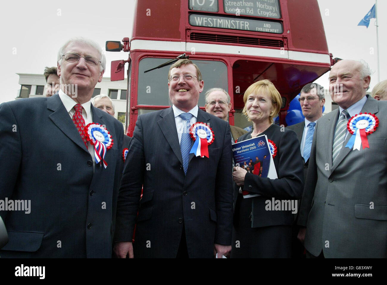 David Trimble (secondo da sinistra), leader del partito unionista dell'Ulster, arriva su un autobus di Londra per lanciare il manifesto delle elezioni generali del suo partito all'hotel Stormont. Foto Stock