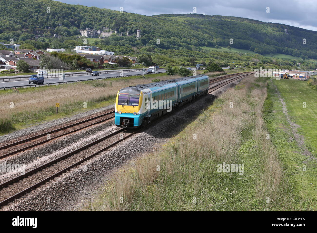 Un Arriva treni Galles passa lungo la pista vicino Abergele e Pensarn stazione nel Galles del nord. Foto Stock