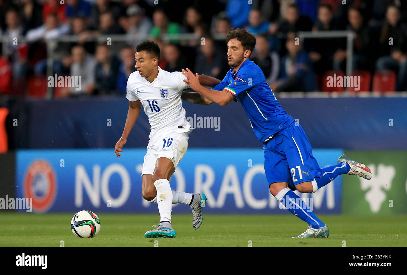 Calcio - Campionato europeo Under-21 UEFA - Gruppo B - Inghilterra / Italia - Ander Stadium. Jessie Lingard in Inghilterra (a sinistra) e Danilo Cataldi in Italia lottano per la palla Foto Stock