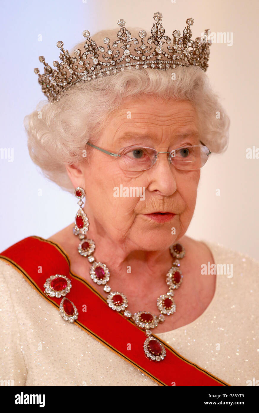 La Regina Elisabetta II ha tenuto un discorso durante un banchetto di stato ospitato al Palazzo Bellevue di Berlino, il primo giorno intero di una visita di quattro giorni in Germania. Foto Stock