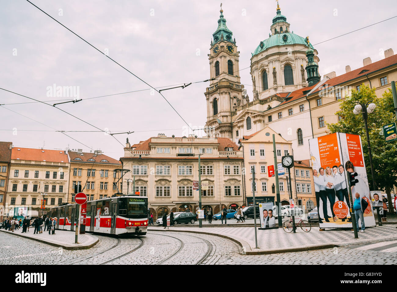 Praga, Repubblica Ceca - 10 Ottobre 2014: il movimento del vecchio tram rosso sulla strada Malostranske namesti Foto Stock