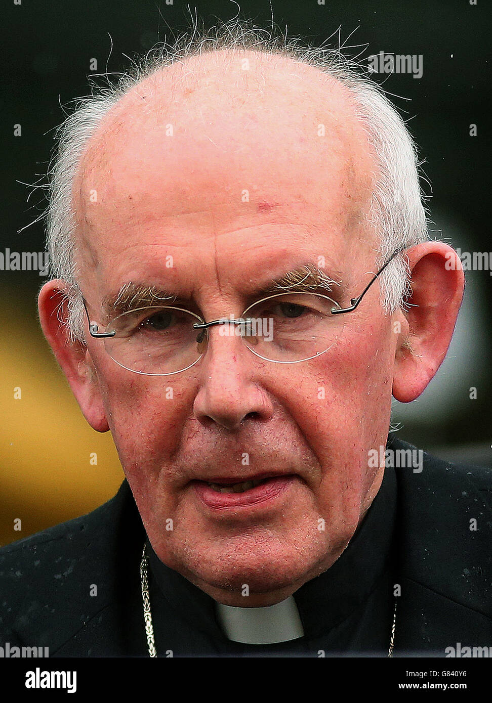 Il Cardinale Sean Brady lascia dopo aver dato prova della storica indagine sull'abuso istituzionale presso la Banbridge Court House, County Down. Foto Stock