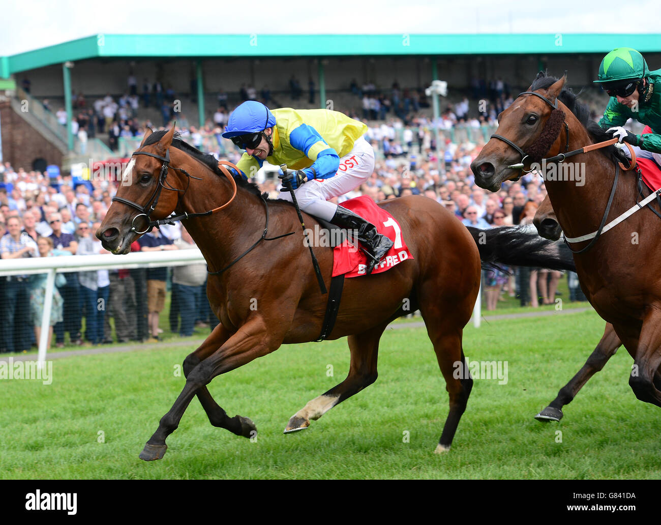 Aeolus guidato da George Baker vince il Betfred Chipchase Stakes durante il John Smith's Northumberland Plate Day all'ippodromo di Newcastle. Foto Stock