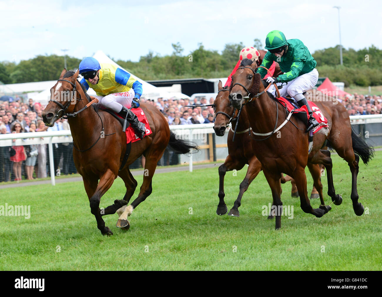 Aeolus guidato da George Baker (a sinistra) vince la Betfred Chipchase Stakes durante il giorno della targa di Northumberland di John Smith all'ippodromo di Newcastle. Foto Stock