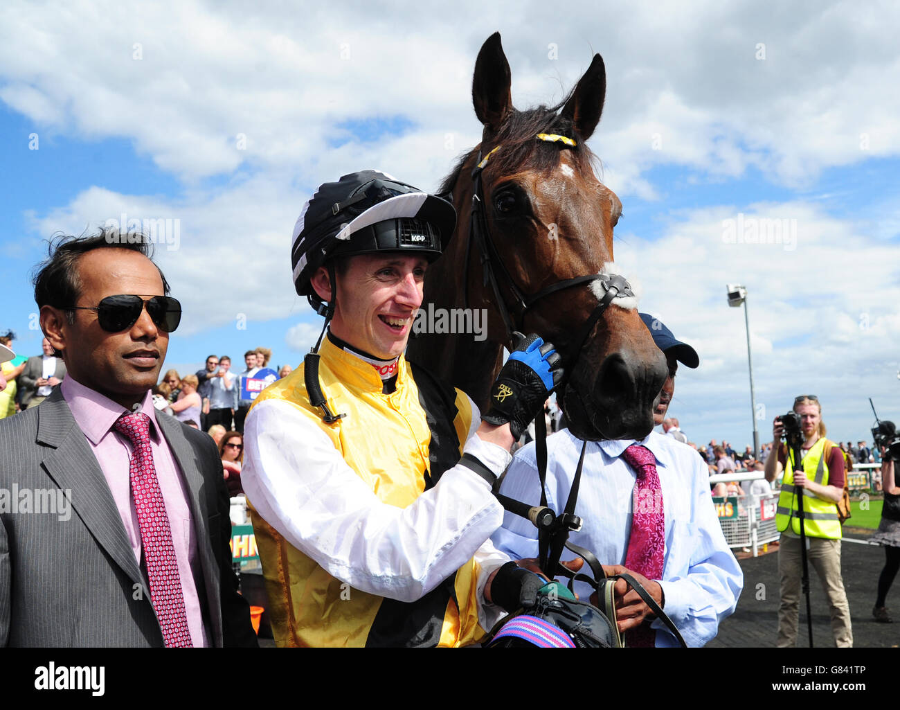 Il fantino vincitore George Baker festeggia con quest for More dopo la vittoria nella targa Northumberland di John Smith durante il giorno della targa Northumberland di John Smith all'ippodromo di Newcastle. Foto Stock