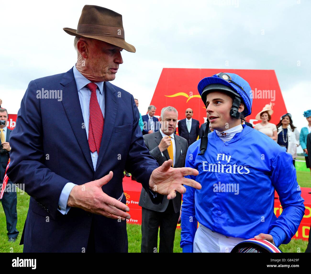 William Buick e l'allenatore John Gosden celebrano la vittoria del 150° Dubai Duty Free Irish Derby con Jack Hobbs durante il secondo giorno dell'Irish Derby Festival all'ippodromo Curragh, Co. Kildare, Irlanda. Foto Stock